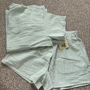 Daily Drills seersucker green/white button up and shorts